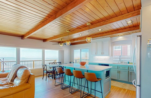 Crestline Cabina | Dog-friendly valley view retreat with a furnished deck, washer/dryer, & AC