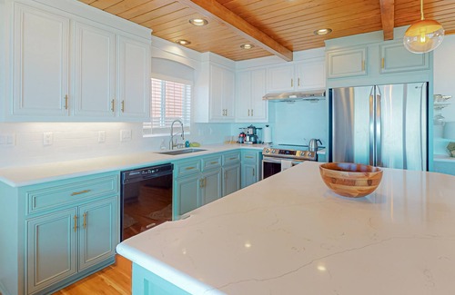 Crestline Cabina | Dog-friendly valley view retreat with a furnished deck, washer/dryer, & AC
