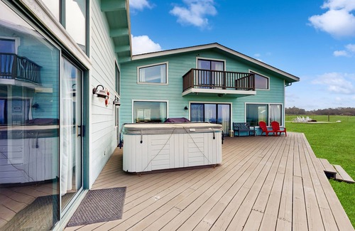 Fort Bragg Casa | Adecuado para perros, casa frente al mar con impresionantes vistas, jacuzzi privado y acceso a la playa