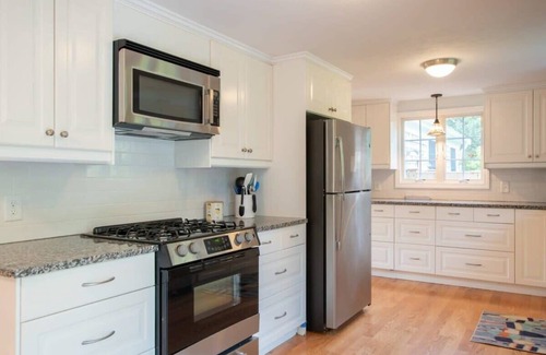 East Harwich Casa | Dogs welcome, huge yard right next to Rail Trail!