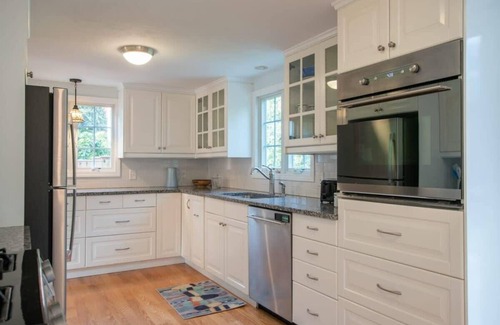 East Harwich Casa | Dogs welcome, huge yard right next to Rail Trail!