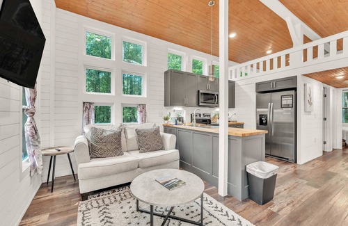 Menlo Casa | Dogwood Cottage with Private Fire Pit – Sleeps 6