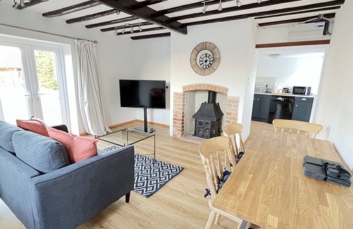 Thetford Cabaña | Dolls House Cottage - Self Contained Cottage, Beautiful Garden, Ample Parking