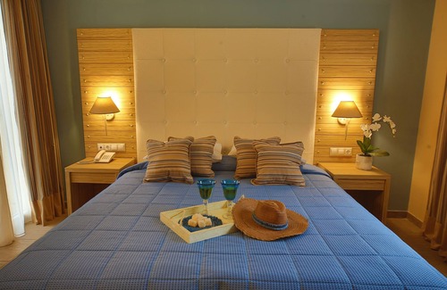 Galissas Hotel | Dolphin Bay Seaside Resort & Suites