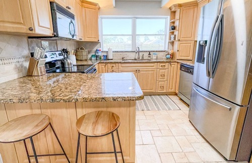 Grove City Casa | Dolphin Inn 5 minutes from Englewood beach Ask about discount for 30+ day stays!