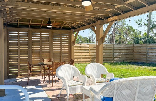 Grove City Casa | Dolphin Inn 5 minutes from Englewood beach Ask about discount for 30+ day stays!