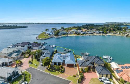 Yamba Casa | Dolphin Waters - Waterfront Delight