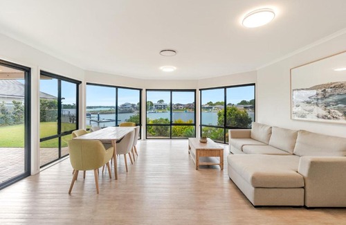Yamba Casa | Dolphin Waters - Waterfront Delight