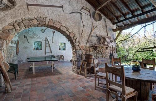 Essertines-en-Donzy Casa | Domaine de Campagne : Gîtes, Piscine et Spa, Animaux Bienvenus - FR-1-496-364