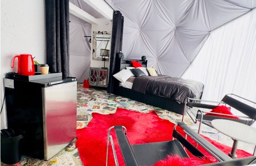 South Haven Complejo | Dome 7: Rebel Rouge Retreat