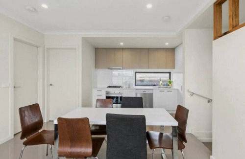 Chadstone Casa | Domi Rentals - The Chadstone Townhouse