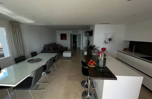 Nueva Milla de Oro Apartamento | Dominion Beach Aplicación de planta baja. con jardín 6 personas directamente junto al mar y piscina