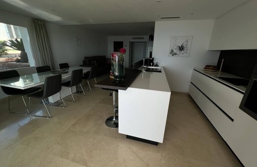 Nueva Milla de Oro Apartamento | Dominion Beach Aplicación de planta baja. con jardín 6 personas directamente junto al mar y piscina