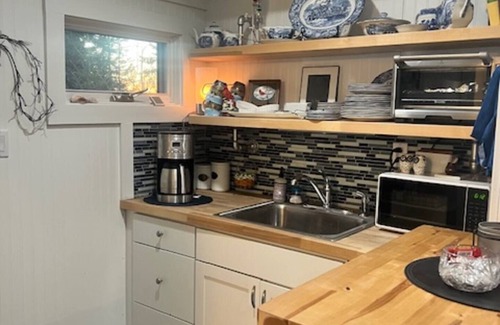 Harpswell Apartamento | Don't miss this charming studio overlooking Quahog Bay in scenic Harpswell!