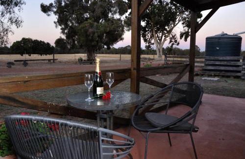 Wilga Casa | DONN4254C - Wilga Farm Stay - Cockatoo Cottage