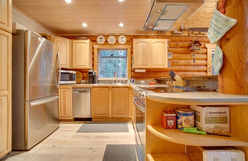 Wagon Wheel Cabina | Donnelly Cabin w/ Private Deck: Near Lake Cascade!
