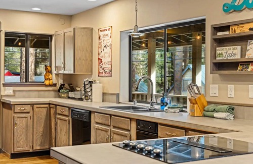 Donner Lake Woods Casa | Recientemente renovado, espacioso, a una cuadra de la playa de West End.