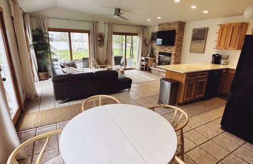 Sturgeon Bay Cabaña | Puerta County Waterfront Cottage