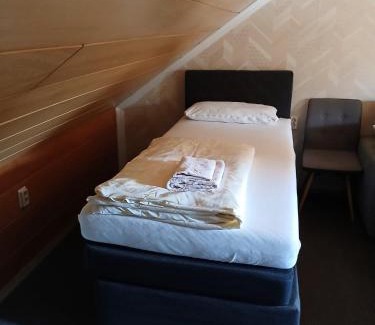 Weiden in der Oberpfalz Apartamento | Doppelbett Zimmer plus Zustelbett