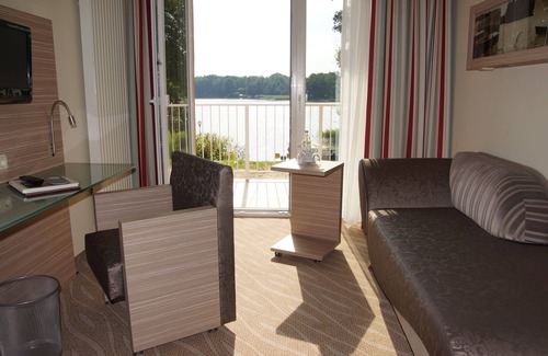 Kyritz Apartamento | Doppelzimmer Komfort mit Balkon und Seeblick, Dusche/wc