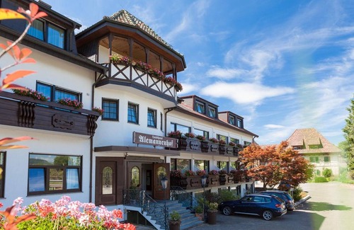 Mengen Apartamento | Habitación doble con cama doble, TV de pantalla plana y baño.