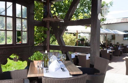 Mengen Apartamento | Habitación doble con cama doble, TV de pantalla plana y baño.