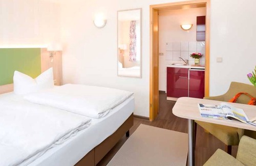 Neuensien Apartamento | Doppelzimmer mit Pantryküche - Ferienzimmer und -wohnungen mit Seeblick