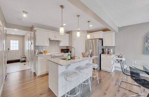 Southwest Edmonton Casa | Dora - Large Yard, 4 Bdrms w/Central AC & Gas BBQ