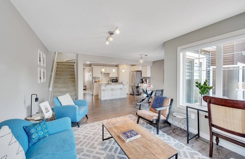 Southwest Edmonton Casa | Dora - Large Yard, 4 Bdrms w/Central AC & Gas BBQ