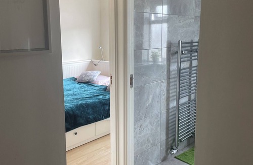 Swords Cama Y Desayuno | Double bed 10mn by car Dublin airport 8mn bus & shops with light breakfast