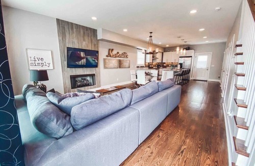 Hope Gardens Casa | CASA DE 3 PISOS ★ ¡VISTAS AL CENTRO!