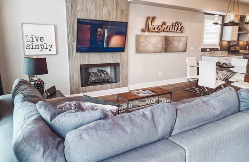 Hope Gardens Casa | CASA DE 3 PISOS ★ ¡VISTAS AL CENTRO!