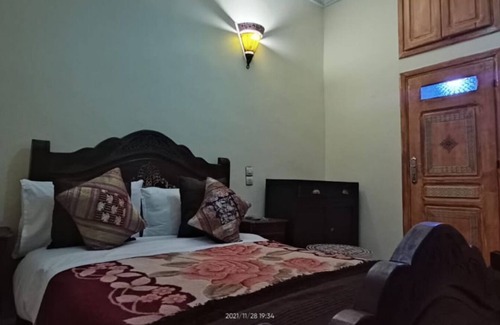 Qasbah En Nouar Casa | Double room at Riad Drissia with private bathroom and air conditioning