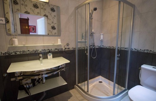 Saint-Affrique Casa | Habitacion Doble-Confortable-Baño con ducha-1
