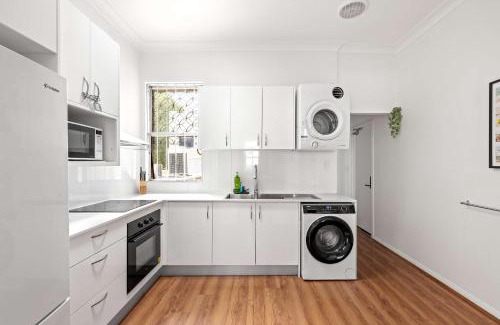Kingsford Casa | Double Room in Kingsford - Next to the Station - Shared Bathroom