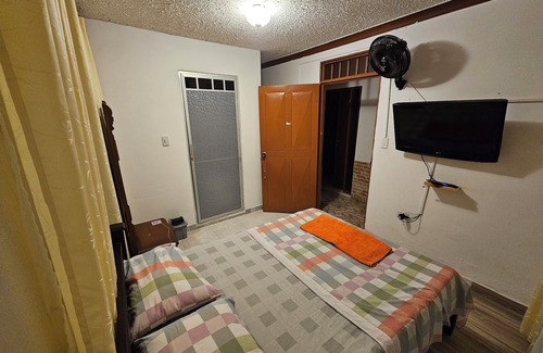Garzon Cama Y Desayuno | Double room with private bathroom - Direct access to the hallway