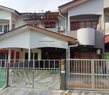 Sungai Baru Tengah Casa | double storey cosy homestay pengkalan balak fully aircon