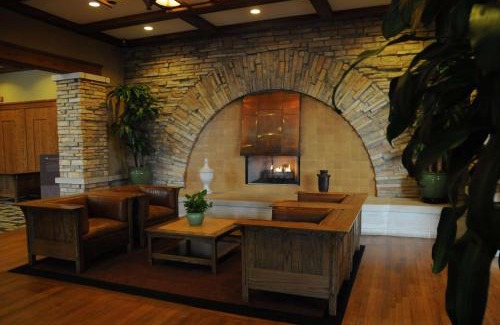 Mundelein Hotel | DoubleTree by Hilton Libertyville-Mundelein