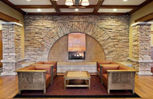 Mundelein Hotel | DoubleTree by Hilton Libertyville-Mundelein