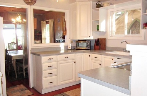 Douglas Cabina | Douglas Beach Cottage: Lake Michigan Waterfront, Private Beach, Pet Friendly