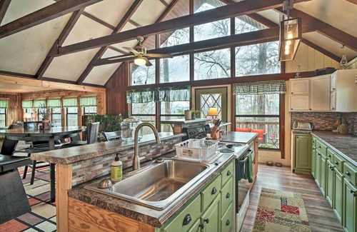 Baneberry Cabina | Douglas Lake Cabin w/ Mountain-View Deck & Grill