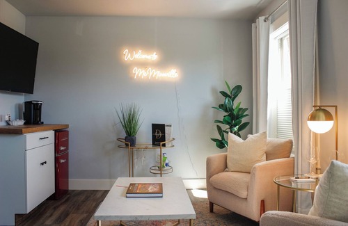 McMinnville Apartamento | Douglas on Third Corner Suite-Adorable Apartment en 3rd St. El centro de McMinnville