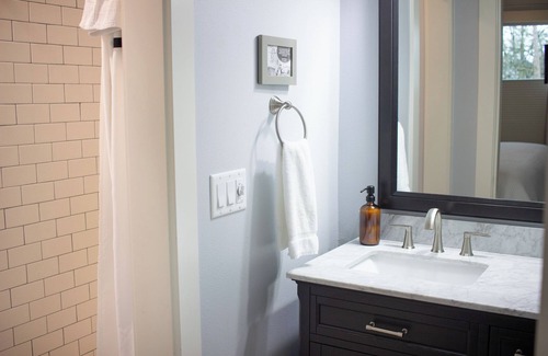McMinnville Apartamento | Douglas on Third Corner Suite-Adorable Apartment en 3rd St. El centro de McMinnville