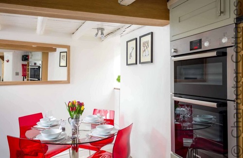 Naunton Cabaña | DOVE COTTAGE (NAUNTON), pet friendly, with open fire in Naunton