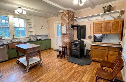 Farnham Casa | Downings Farmhouse - a Historic 6 Bedroom Home on 3 Acres of Yard and Forest