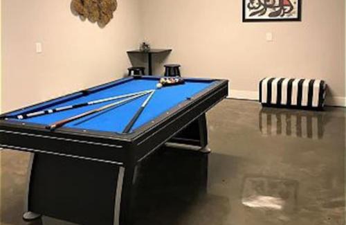 Salemtown Casa | Downtown 10 Beds Game Room Hot Tub Roof Deck