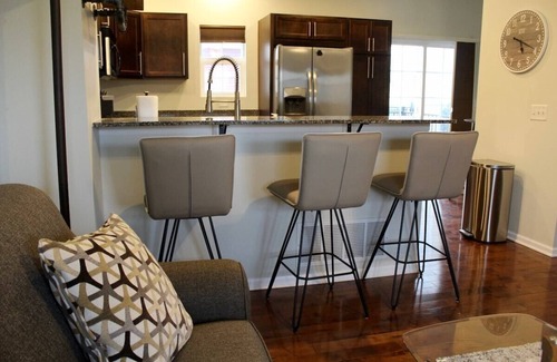 Des Moines Casa | Downtown 2BD 2.5BA townhouse w/free garage parking