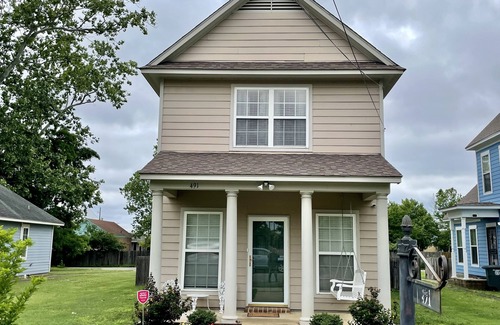 Uptown Casa | Downtown 3Br/3Ba Colonial Style Home