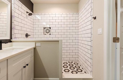 Near East Side Casa | Downtown Area Modern Cozy House with King Bed
