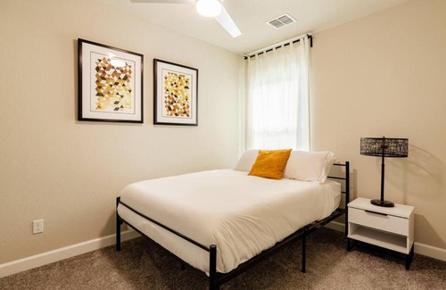 Near East Side Casa | Downtown Area Modern Cozy House with King Bed